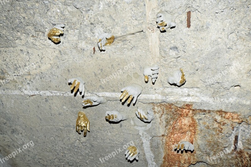 Remembrance Memorial Hands Underground Plant Weingut Ii