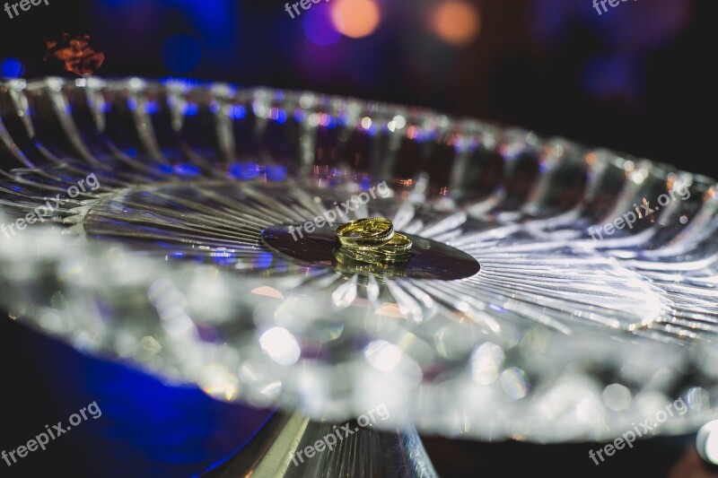 Alliances Marriage Lighting Against Light Grooms