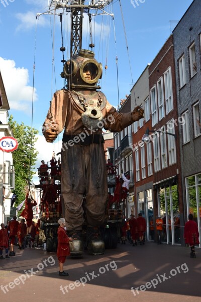 Giant Digger Royal De Luxe Leeuwarden Walk