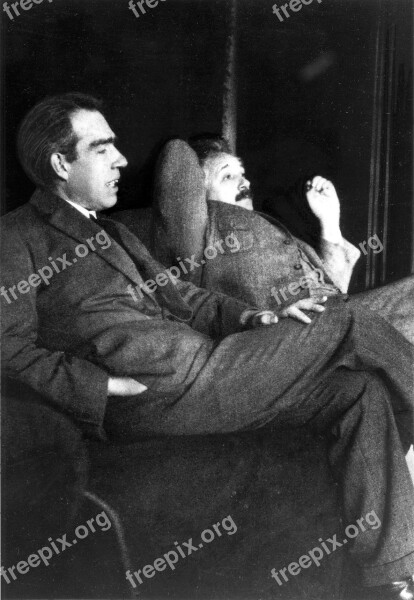 Albert Einstein And Niels Bohr 1925 Casual Discussion Personalities Of The Twentieth Century