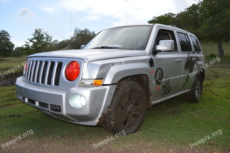 Jeep Offroad 4x4 Dirty Wheels Crossover