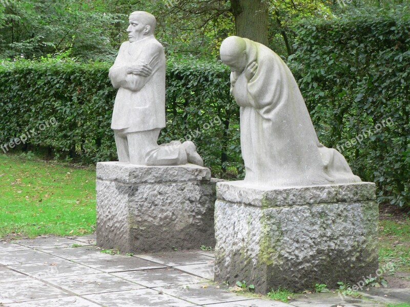 Statues Grieving Parents Sadness Falls Cemetery