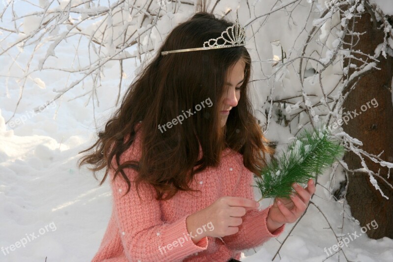 Girl Snow Wreath Casey Brad