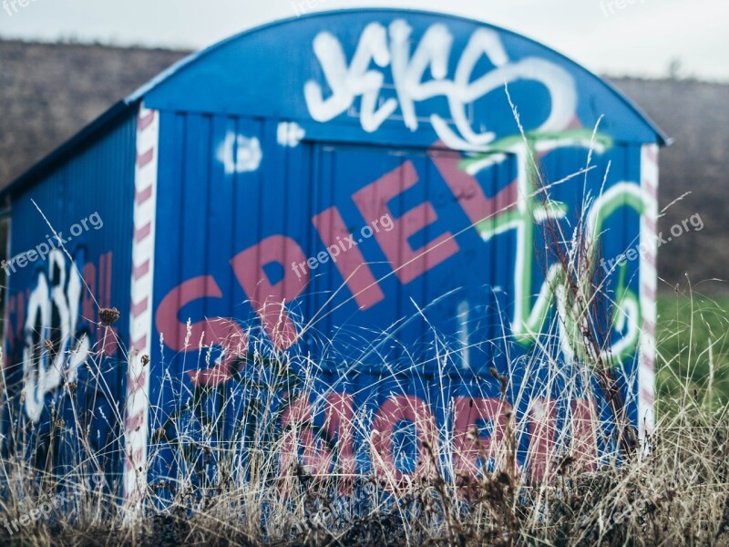 Bauwagen Graffiti Overgrown Street Art Weathered