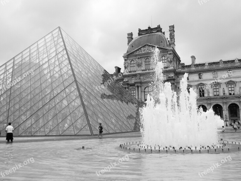 Fountain Louvre Paris Gallery Pyramid