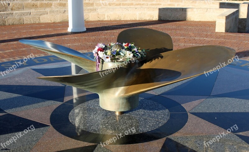 Geraldton Memorial Propeller Sailors Setting