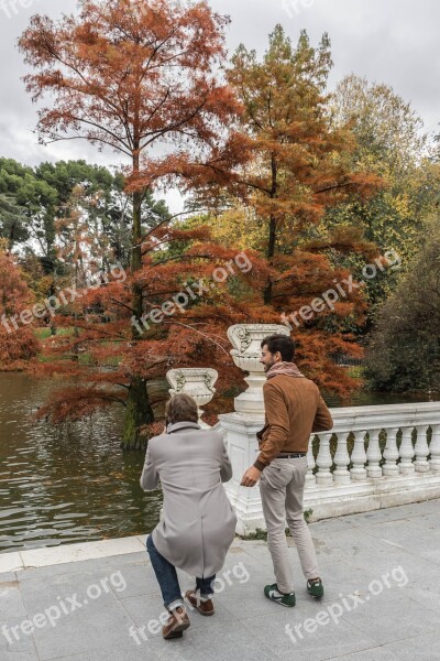 Pond Couple Posture Last Fashion