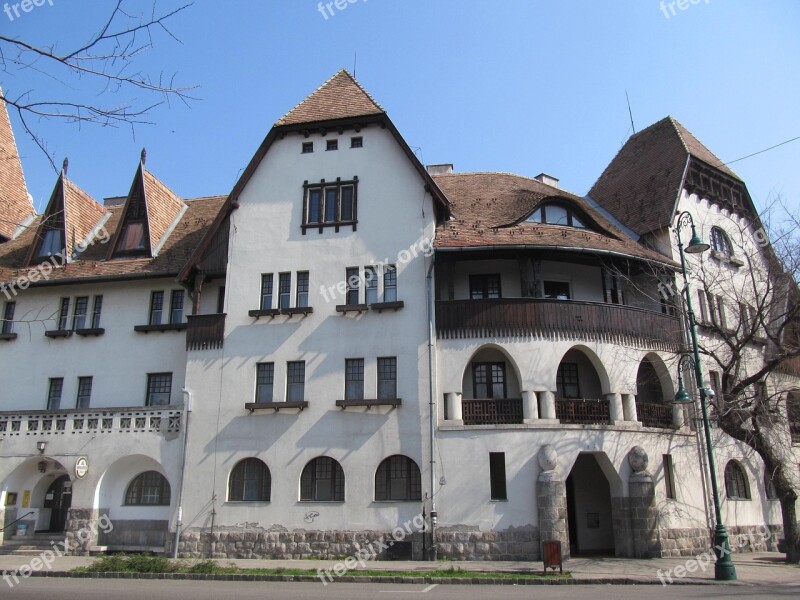 Building House Budapest Among Friends Square