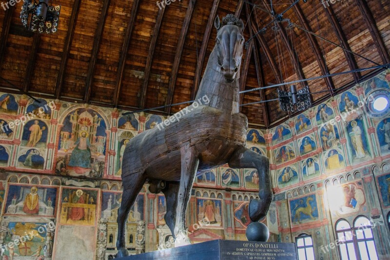 Wooden Horse Hall Palace Monument Statue