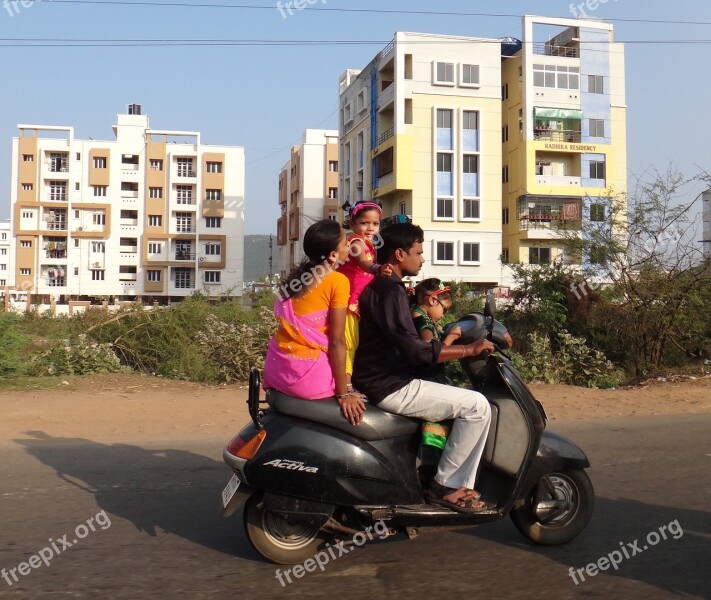 India Scooter Family Ride Transport