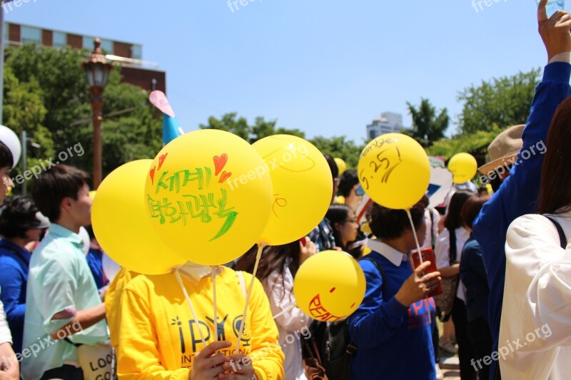 Peace Yellow Balloon Background Demo