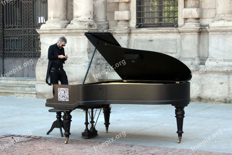 Plan Milan Street Music Piano