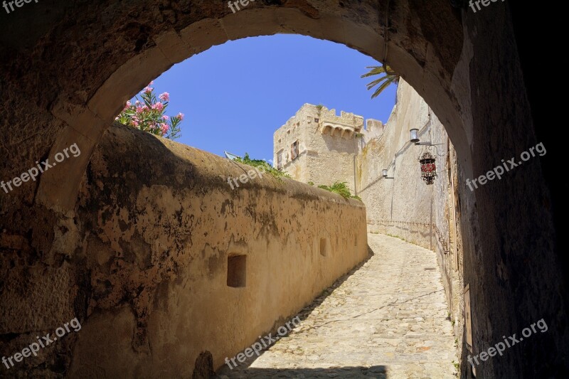 Castle Arc Ascent Alley San Nicola