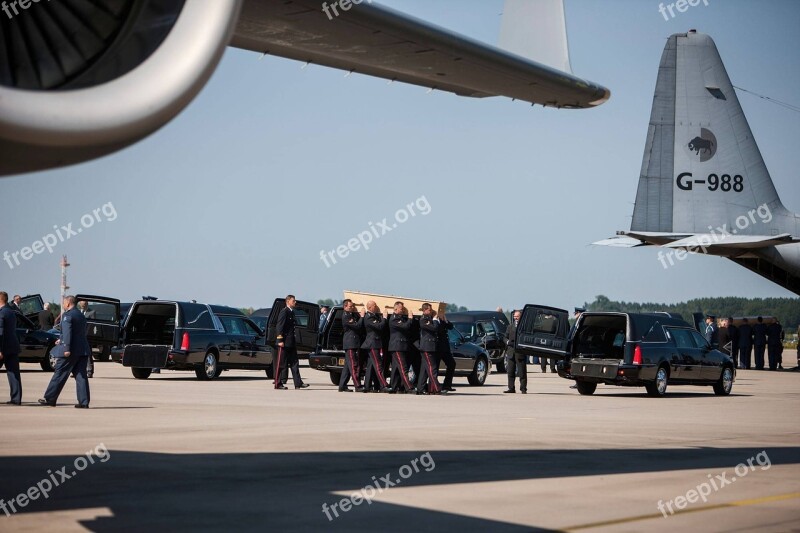 Corpses Arrival Mh17 Bodies Mourning