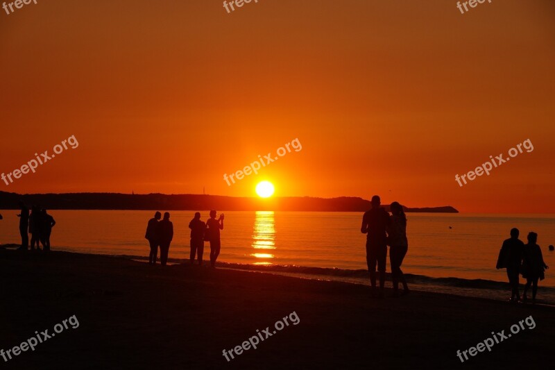 Sunset People On The Beach Beach Romance Sea