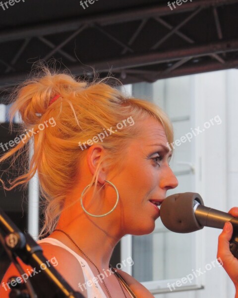 Girl Band Katzenjammer Entertainment Microphone Concert