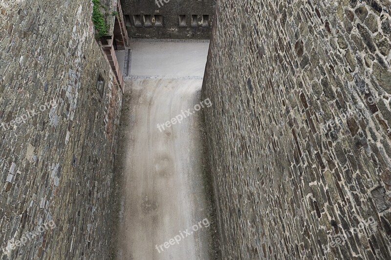 Castle Dig Moat Imposing Plant