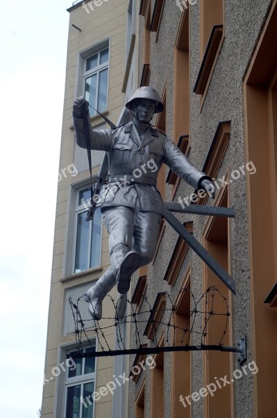 Berlin Symbol The Occupation Soldier Escape