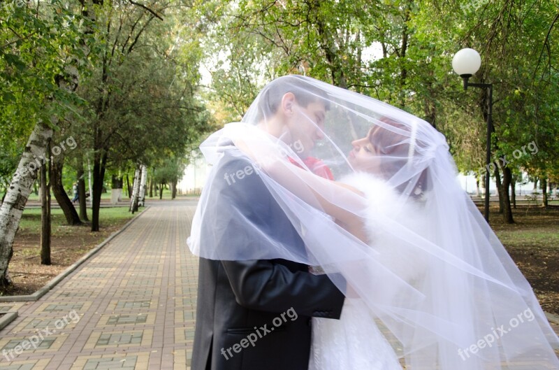 Wedding Kiss The Groom Bride Stroll