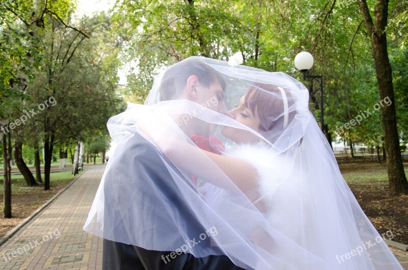 Wedding Kiss The Groom Bride Stroll