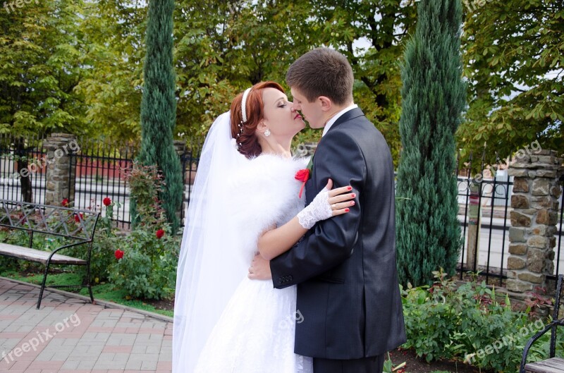 Wedding Kiss The Groom Bride Stroll