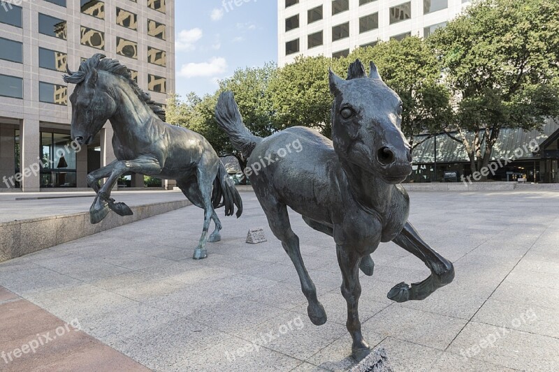 Mustangs Sculpture Fountain Bronze Art