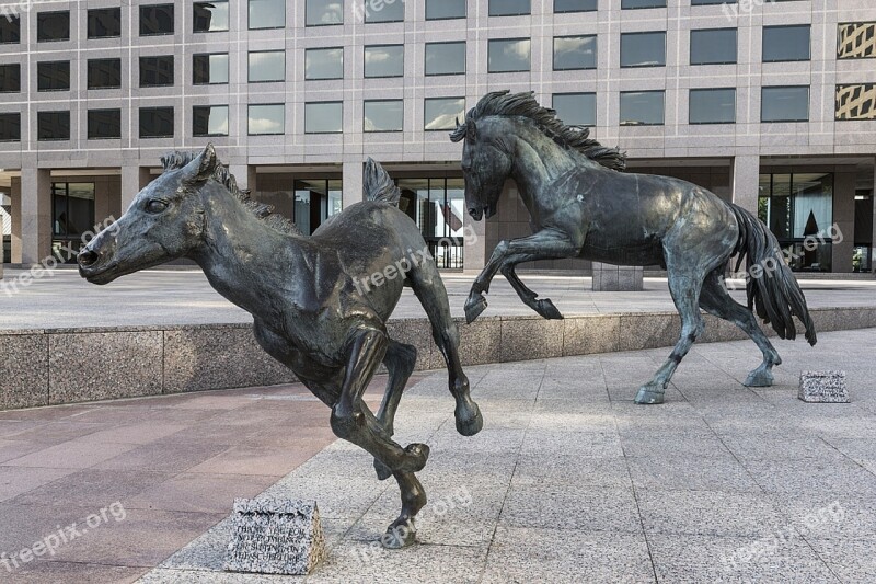 Mustangs Sculpture Fountain Bronze Art