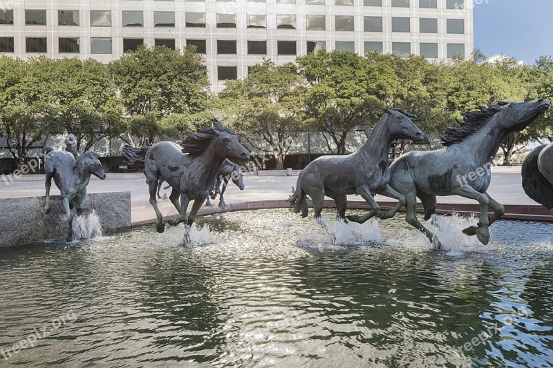 Mustangs Sculpture Fountain Bronze Art