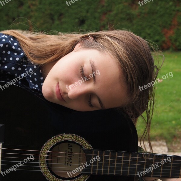 Girl Dreams Guitar Face Blonde