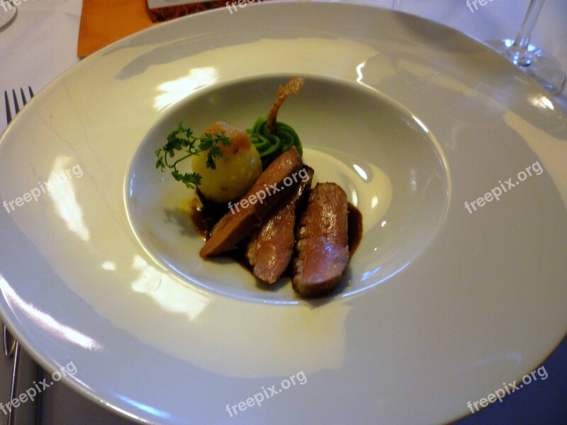 Barbarie Duck Breast Pea Bean Puree Truffle Gnocchi Starter Gedeckter Table