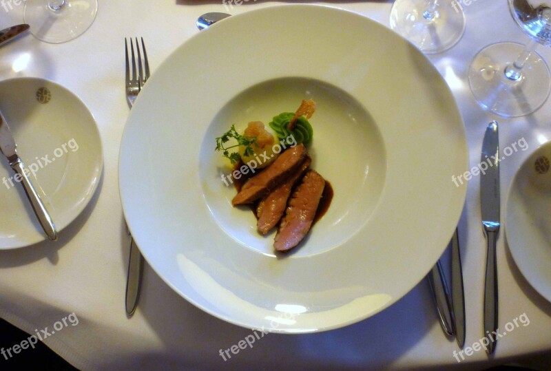 Barbarie Duck Breast Pea Bean Puree Truffle Gnocchi Starter Gedeckter Table