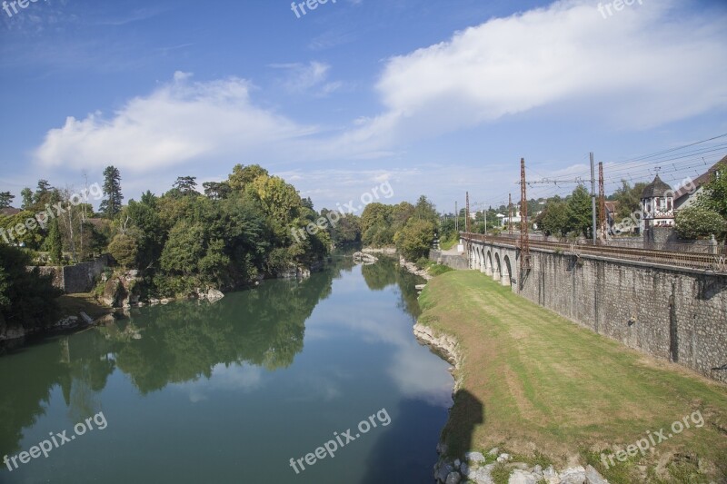 Gave De Pau River River Based Tree Calm