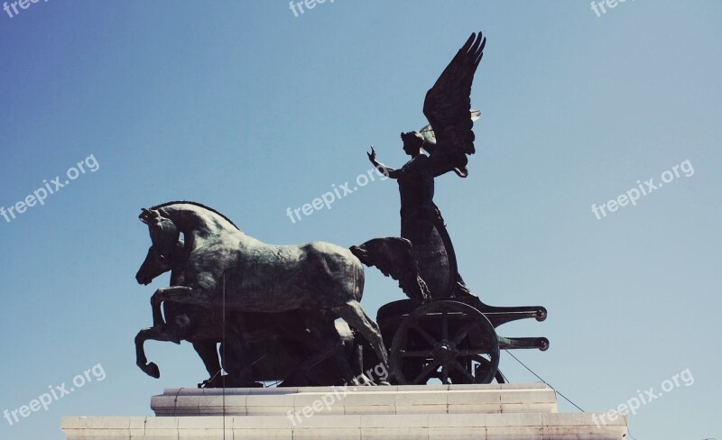 Chariot Statue Monument Rooftop Ancient