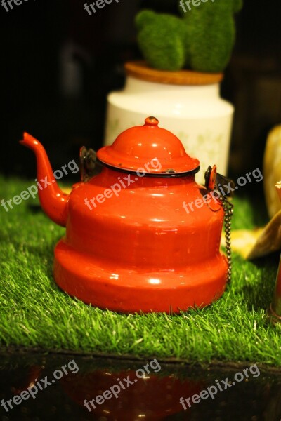 Continental Tin Teapot Turf Red