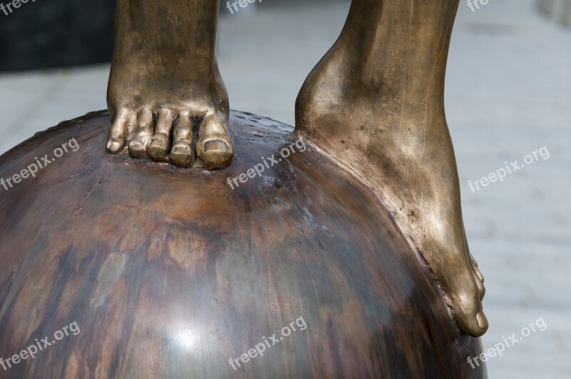 Bydgoszcz Feet Fingers Gold Sphere