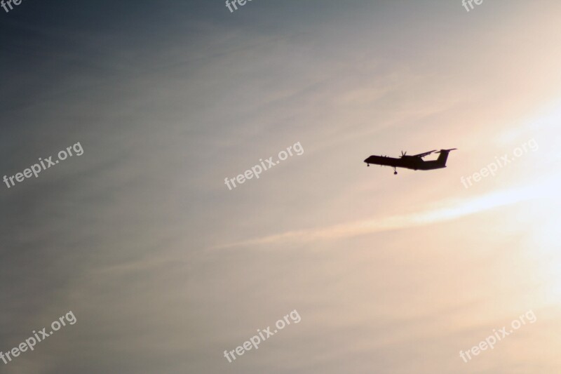 Aircraft Approach Sun Emergence Rays