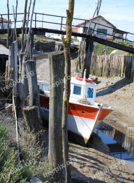 Bridge Pillars Channel Boat Stranding