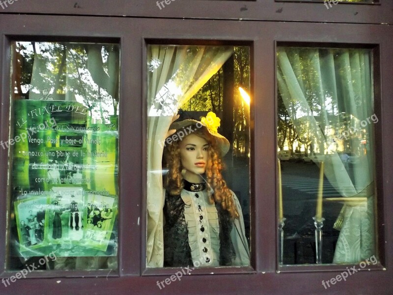 Mannequins Window Women Sunset Snowman