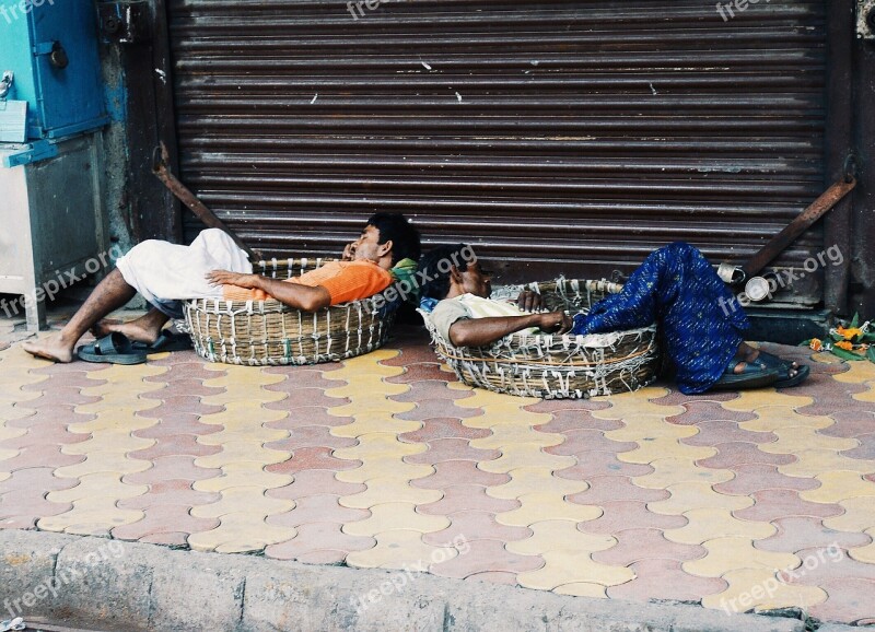 India Mumbai Sleep Break Poverty