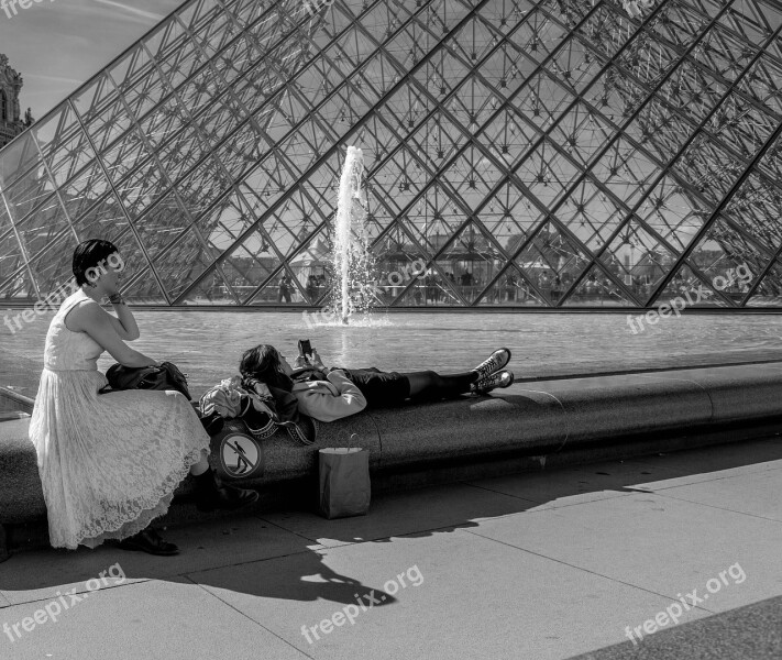 Couple Pyramid Louvre Paris Fountain