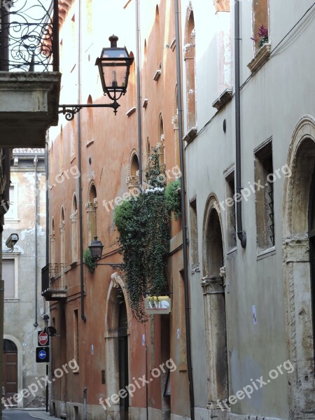 Alley Verona Houses Italy Lamppost