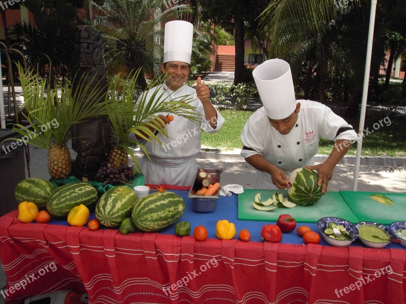 Chefs Carve Carvings In The Free Food