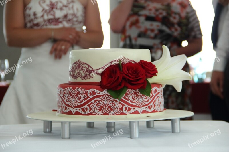 Wedding Reception Cake Stylishly Romantic Expensive