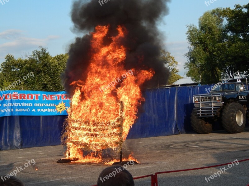 Fire Straw Wood Cars Races