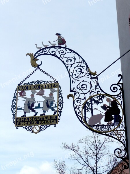 Shield Butcher's Filigree Metal Decoration