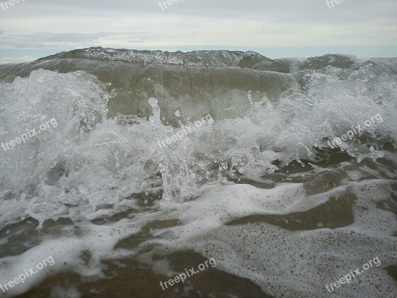 Wave Breaking Spray Foam Inject Sea