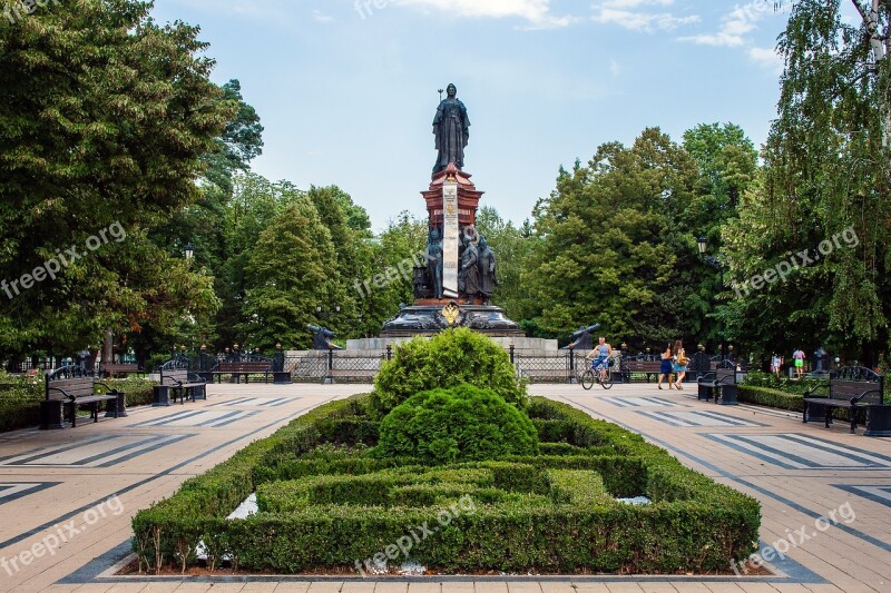 Park Square Monument City Few People