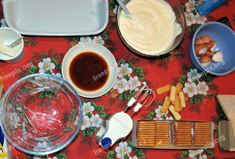 Prepare Sweet Tiramisu Cream Biscuits