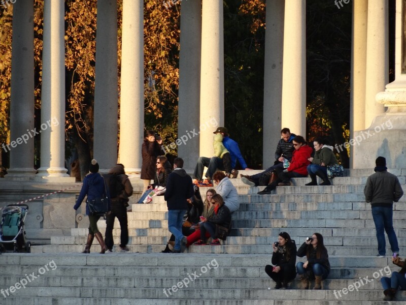 People Hold On Couples Monument Group