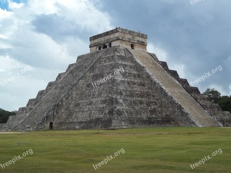 El Castillo Chichen Itza Kukulcan Mexico Pyramid